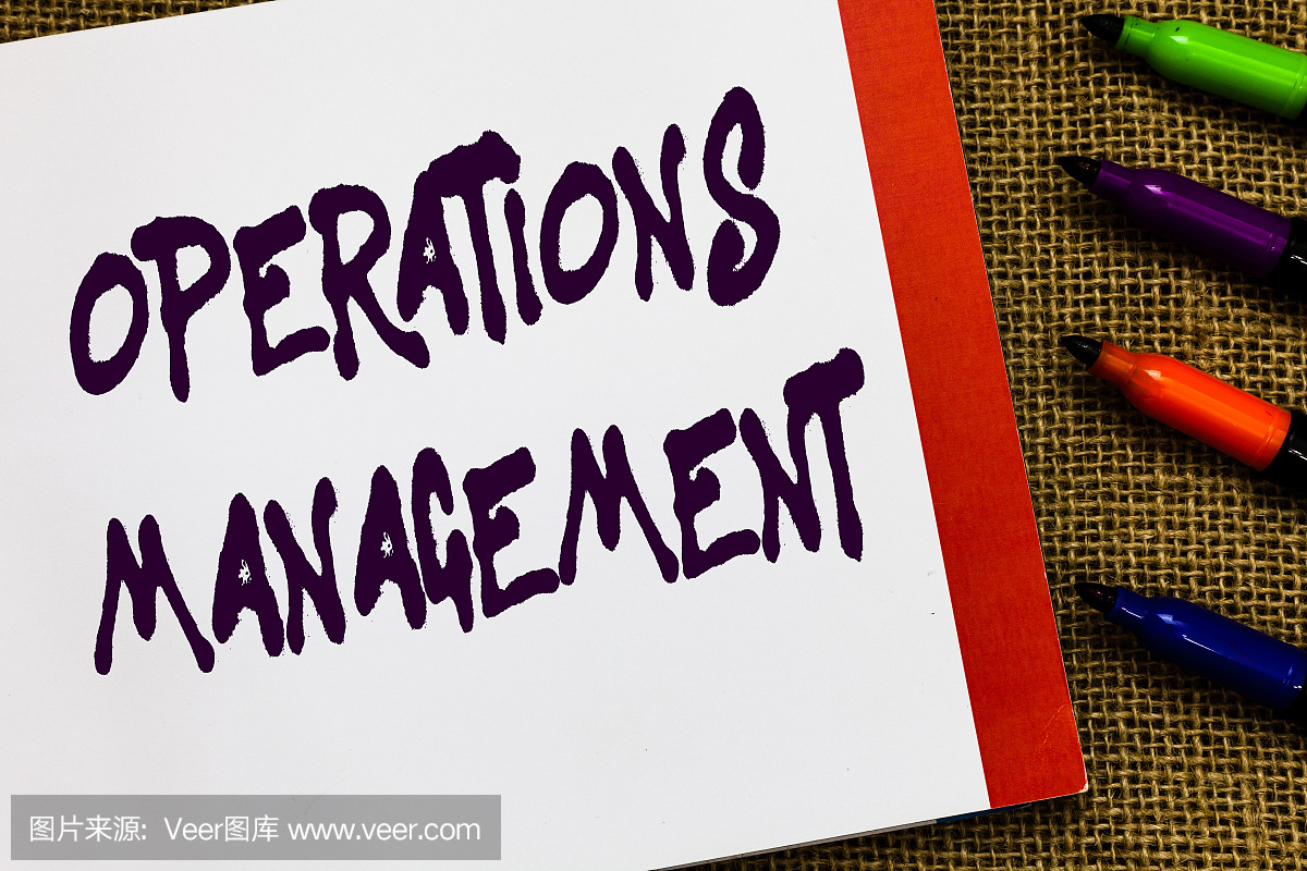 手寫文字操作管理。概念意義確保輸入輸出生產(chǎn)和供應(yīng)打開筆記本頁黃麻背景彩色標記表達想法。